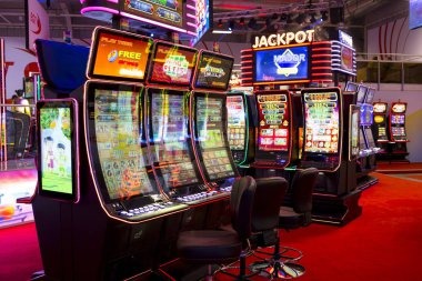 gembot live dealer blackjack table on mobile, showing dealer and live chat